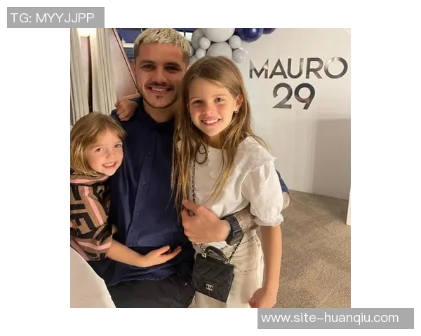 妻子社交媒体分享与库尔图瓦游戏夜照片展现休闲时光的乐趣